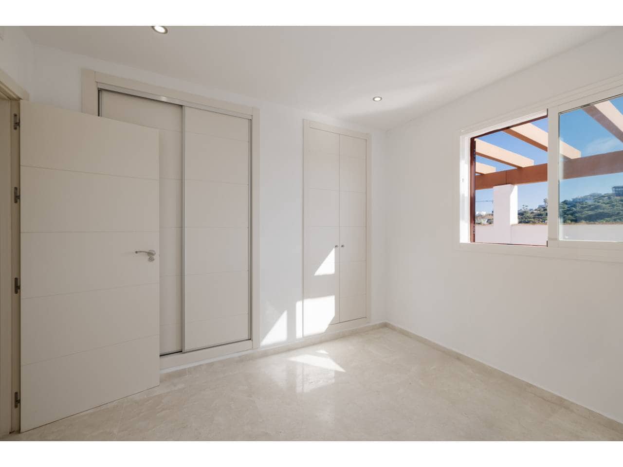 2 soverom Penthouse til salgs i La Alcaidesa med svømmebasseng garasje - € 375 000 (Ref: 9183181)