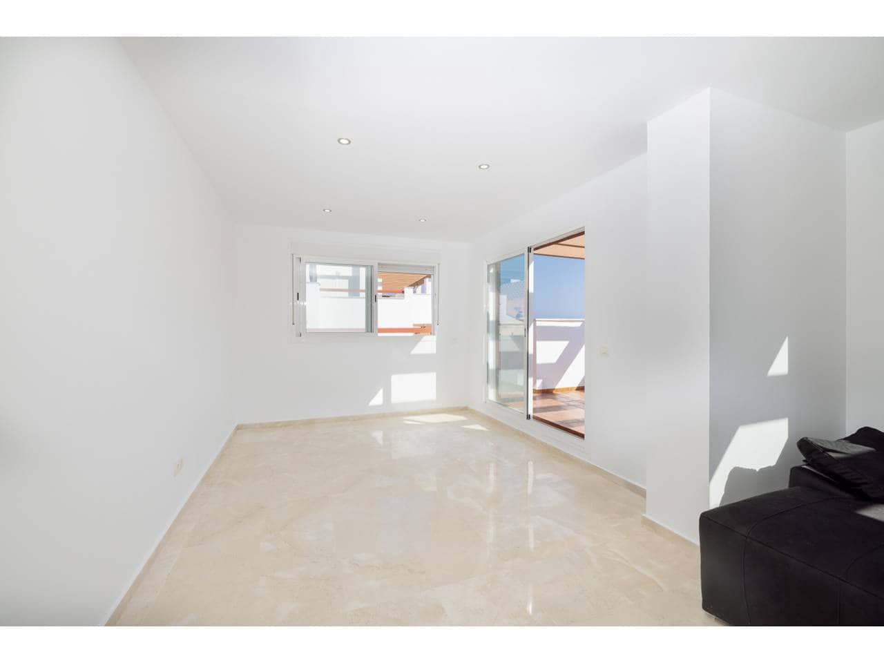 2 soverom Penthouse til salgs i La Alcaidesa med svømmebasseng garasje - € 375 000 (Ref: 9183181)