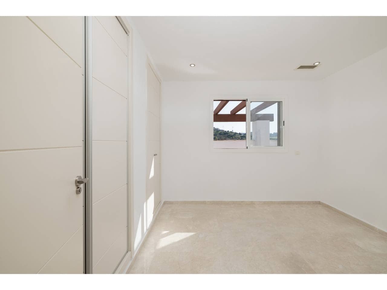 2 soverom Penthouse til salgs i La Alcaidesa med svømmebasseng garasje - € 375 000 (Ref: 9183181)