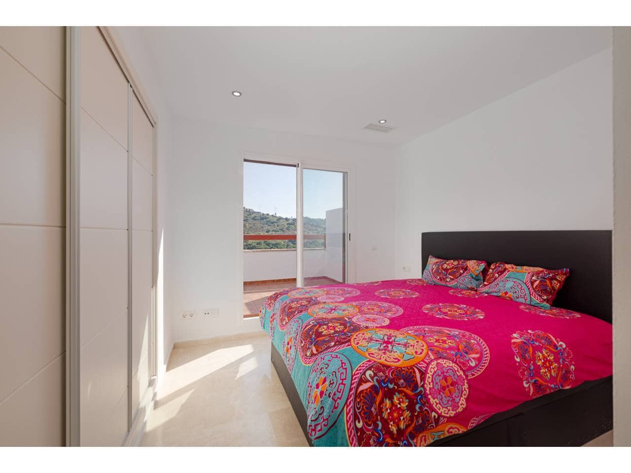 2 soverom Penthouse til salgs i La Alcaidesa med svømmebasseng garasje - € 375 000 (Ref: 9183181)