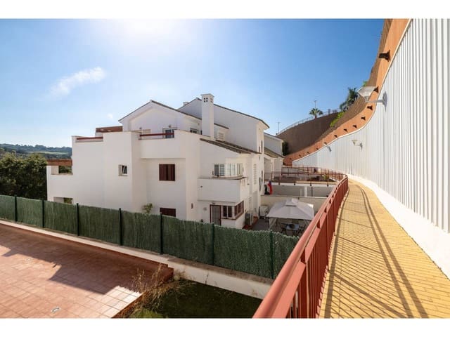 2 bedroom Penthouse for sale in La Alcaidesa with pool garage - € 375,000 (Ref: 9183181)