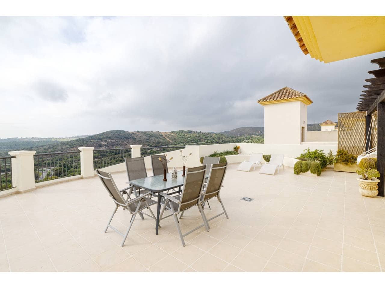 4 quarto Penthouse para venda em Sotogrande com garagem - 700 000 € (Ref: 9200244)