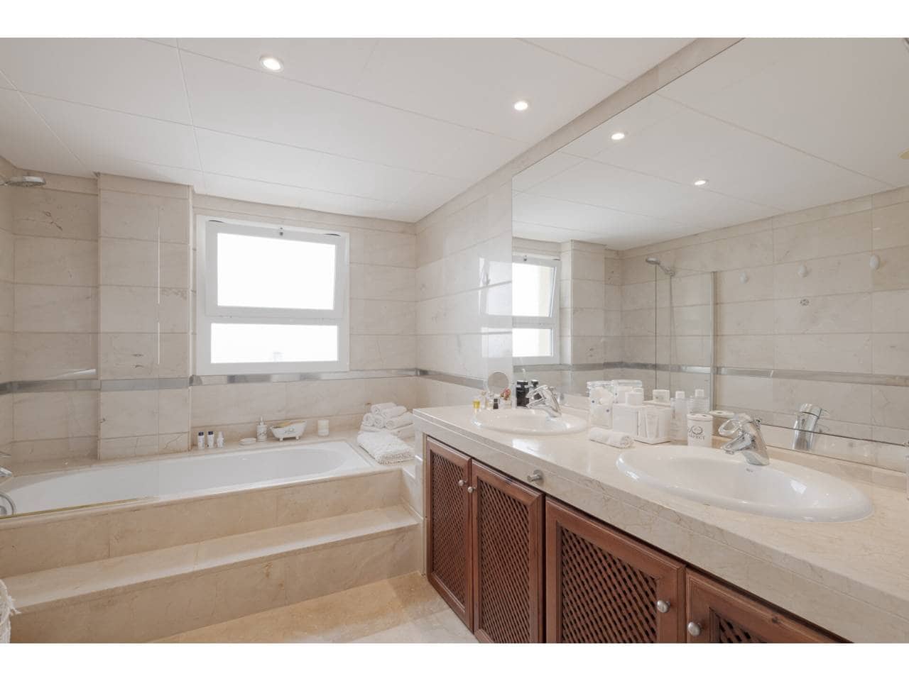 4 quarto Penthouse para venda em Sotogrande com garagem - 700 000 € (Ref: 9200244)