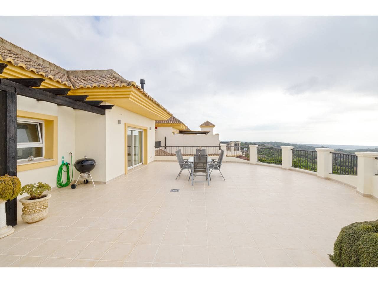 4 quarto Penthouse para venda em Sotogrande com garagem - 700 000 € (Ref: 9200244)