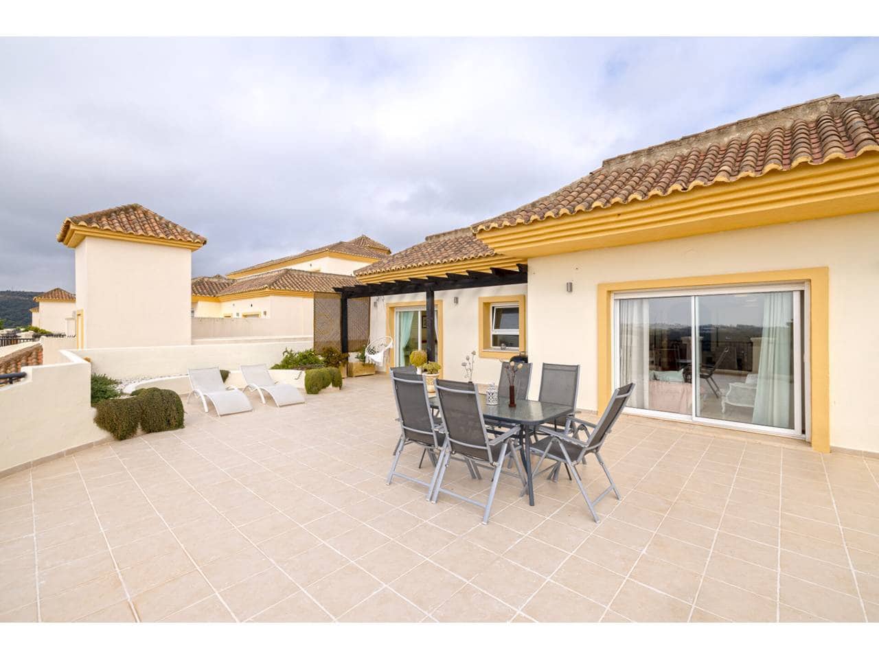 4 quarto Penthouse para venda em Sotogrande com garagem - 700 000 € (Ref: 9200244)