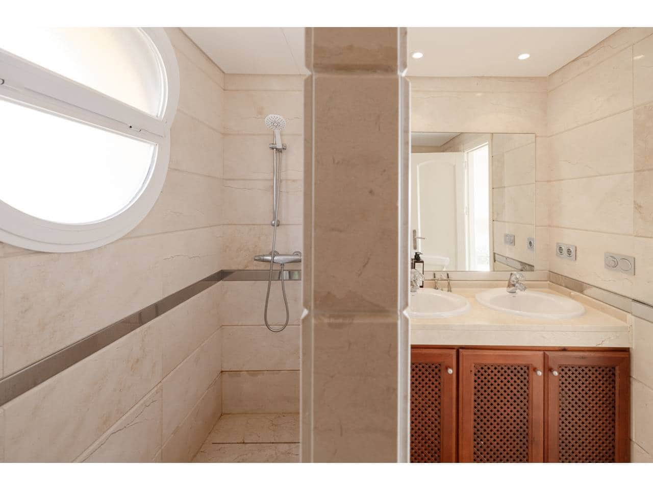 4 quarto Penthouse para venda em Sotogrande com garagem - 700 000 € (Ref: 9200244)