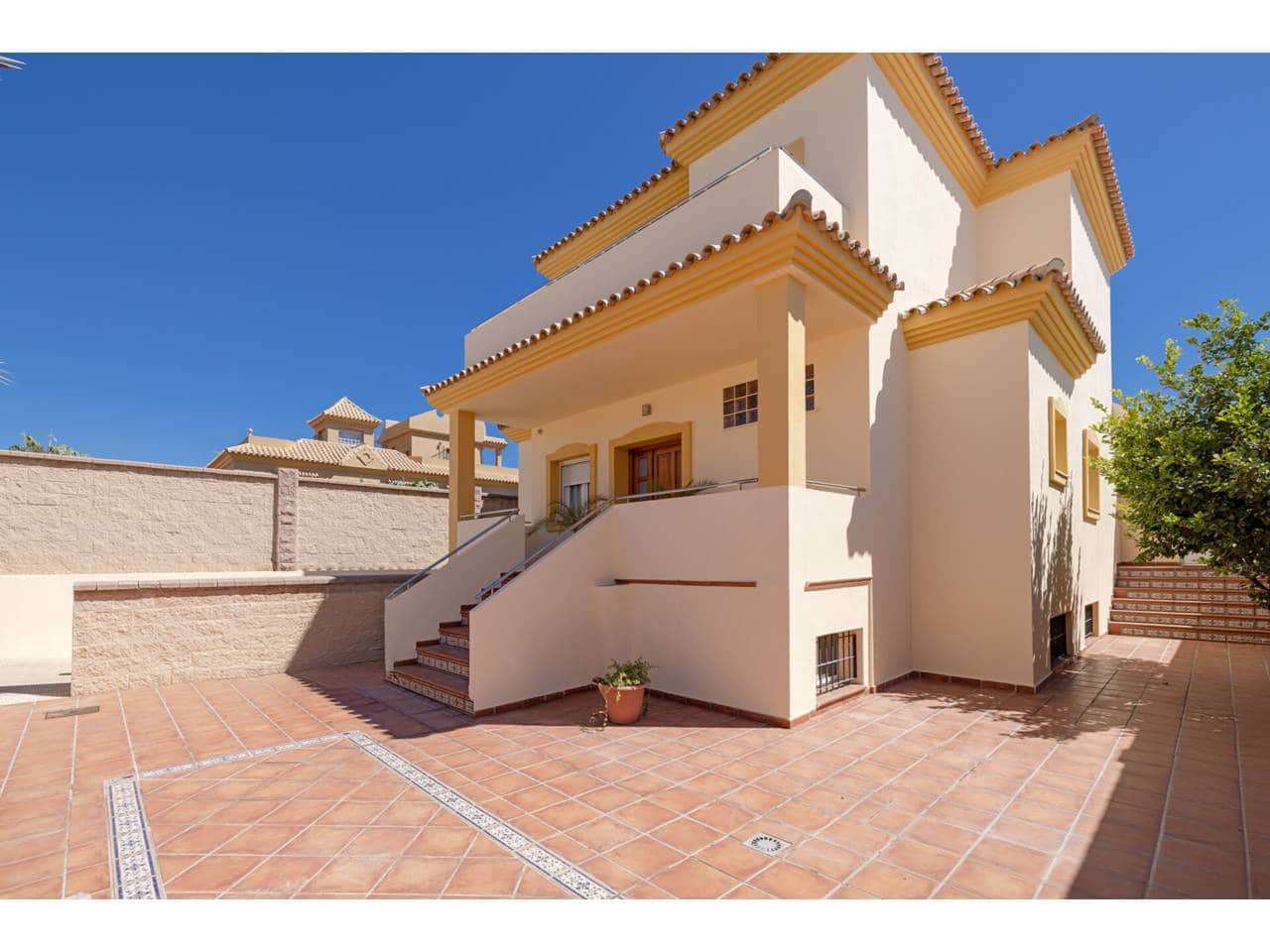 4 soverom Villa til salgs i La Linea de la Concepcion med svømmebasseng garasje - € 530 000 (Ref: 9246277)