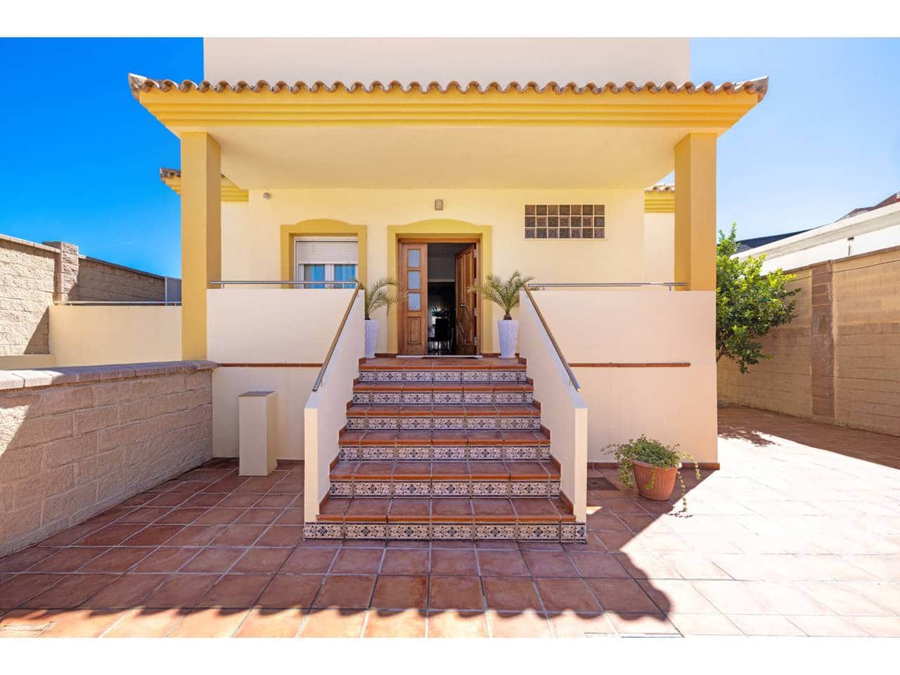 4 soverom Villa til salgs i La Linea de la Concepcion med svømmebasseng garasje - € 530 000 (Ref: 9246277)