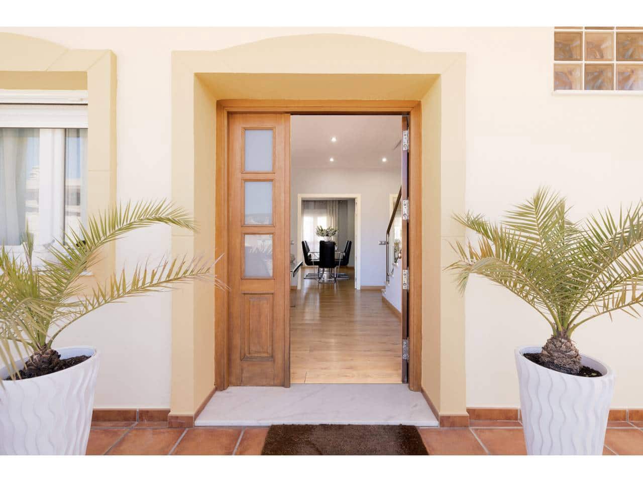 4 soverom Villa til salgs i La Linea de la Concepcion med svømmebasseng garasje - € 530 000 (Ref: 9246277)