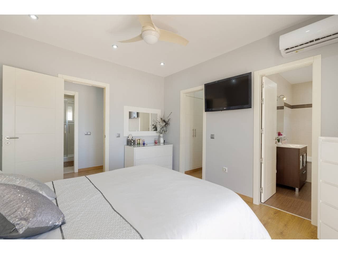 4 soverom Villa til salgs i La Linea de la Concepcion med svømmebasseng garasje - € 530 000 (Ref: 9246277)