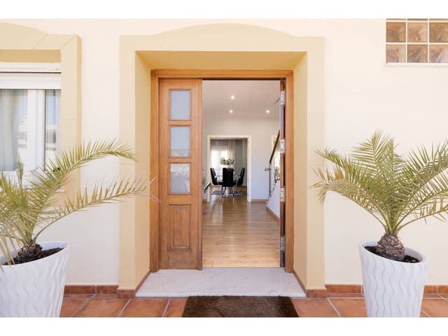 4 soverom Villa til salgs i La Línea de la Concepción med svømmebasseng garasje - € 530 000 (Ref: 9246277)