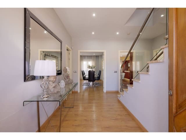 4 soverom Villa til salgs i La Línea de la Concepción med svømmebasseng garasje - € 530 000 (Ref: 9246277)