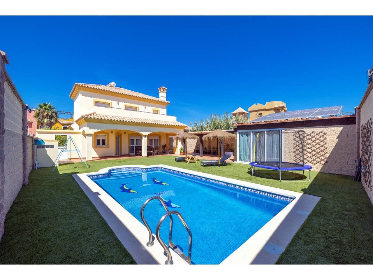 4 soverom Villa til salgs i La Linea de la Concepcion med svømmebasseng garasje - € 530 000 (Ref: 9246277)