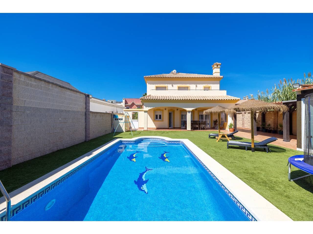 4 soverom Villa til salgs i La Linea de la Concepcion med svømmebasseng garasje - € 530 000 (Ref: 9246277)