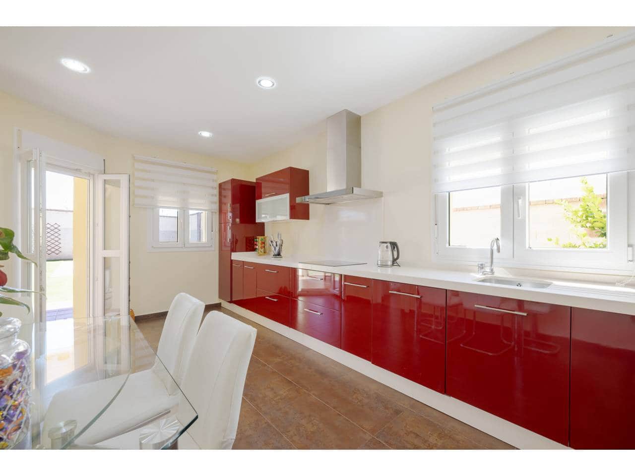 4 soverom Villa til salgs i La Linea de la Concepcion med svømmebasseng garasje - € 530 000 (Ref: 9246277)