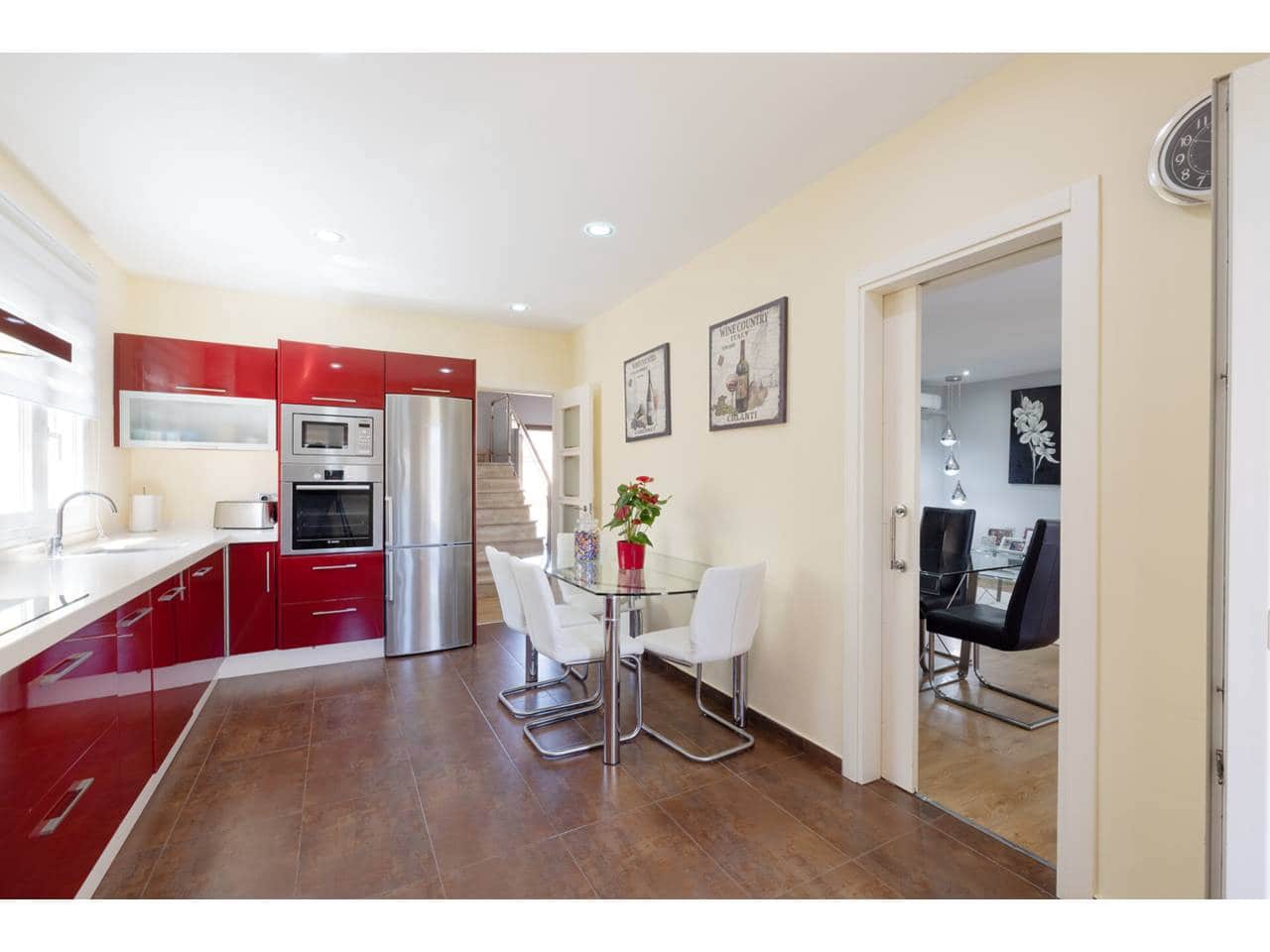 4 soverom Villa til salgs i La Linea de la Concepcion med svømmebasseng garasje - € 530 000 (Ref: 9246277)