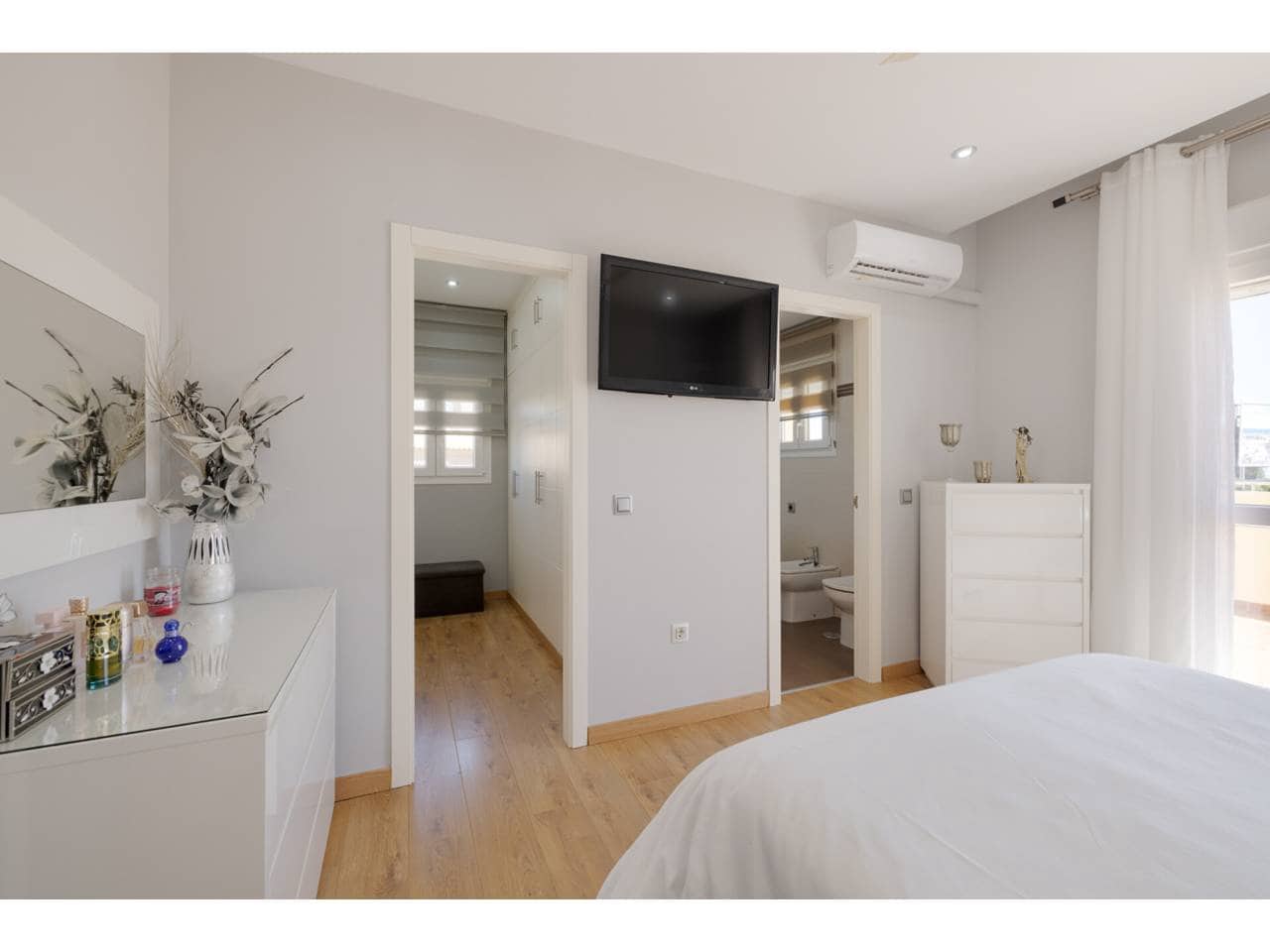 4 soverom Villa til salgs i La Linea de la Concepcion med svømmebasseng garasje - € 530 000 (Ref: 9246277)