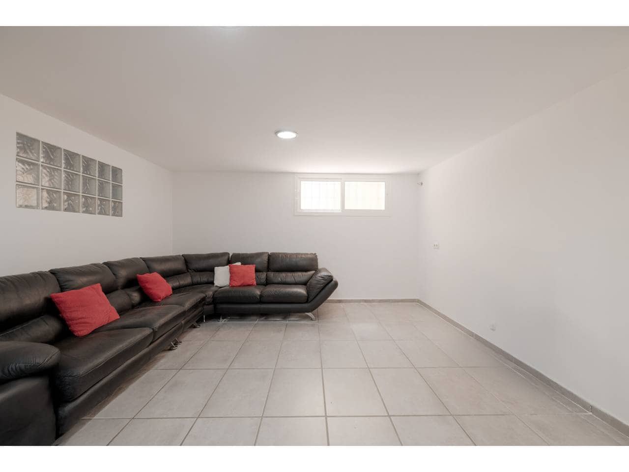 4 soverom Villa til salgs i La Linea de la Concepcion med svømmebasseng garasje - € 530 000 (Ref: 9246277)