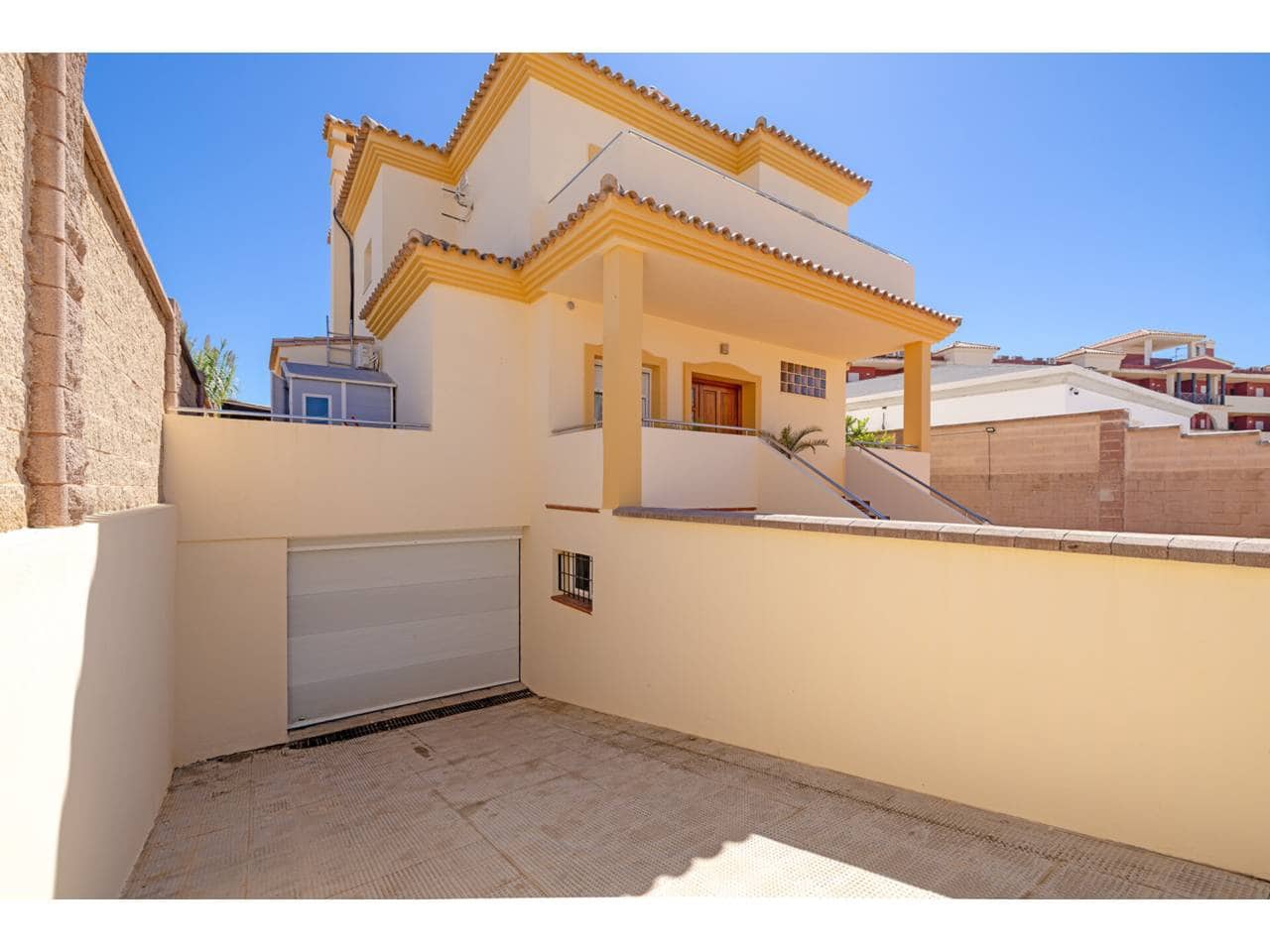 4 soverom Villa til salgs i La Linea de la Concepcion med svømmebasseng garasje - € 530 000 (Ref: 9246277)