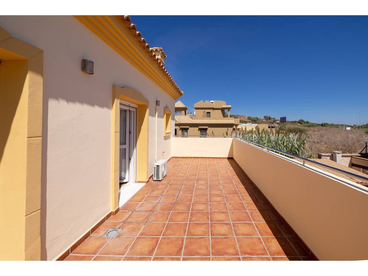 4 soverom Villa til salgs i La Linea de la Concepcion med svømmebasseng garasje - € 530 000 (Ref: 9246277)