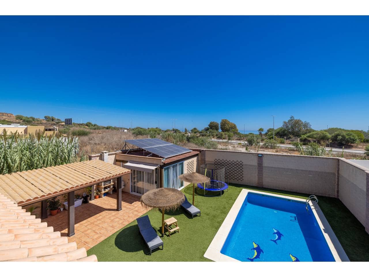 4 soverom Villa til salgs i La Linea de la Concepcion med svømmebasseng garasje - € 530 000 (Ref: 9246277)