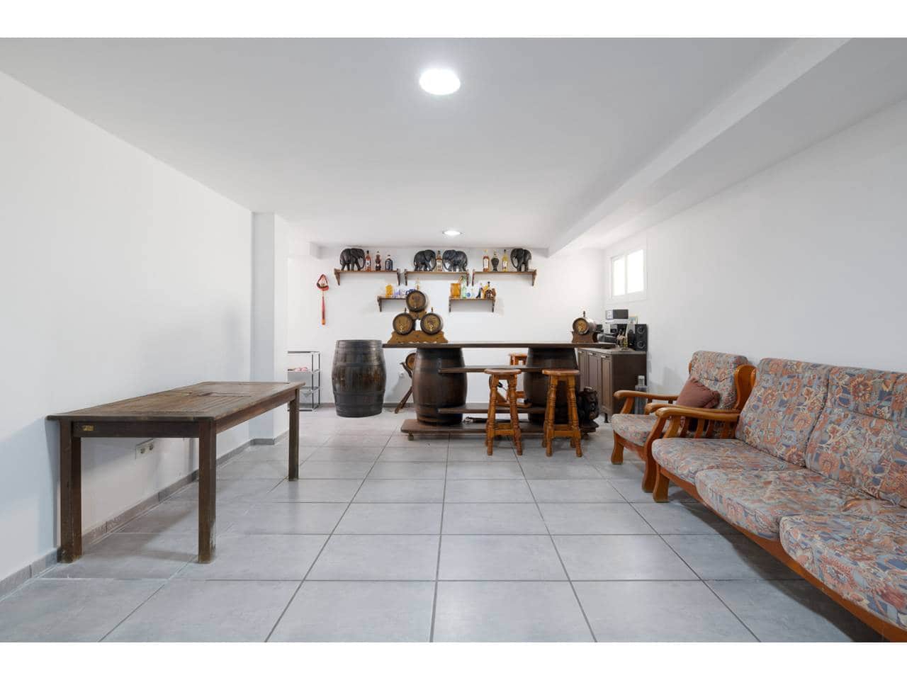 4 soverom Villa til salgs i La Linea de la Concepcion med svømmebasseng garasje - € 530 000 (Ref: 9246277)