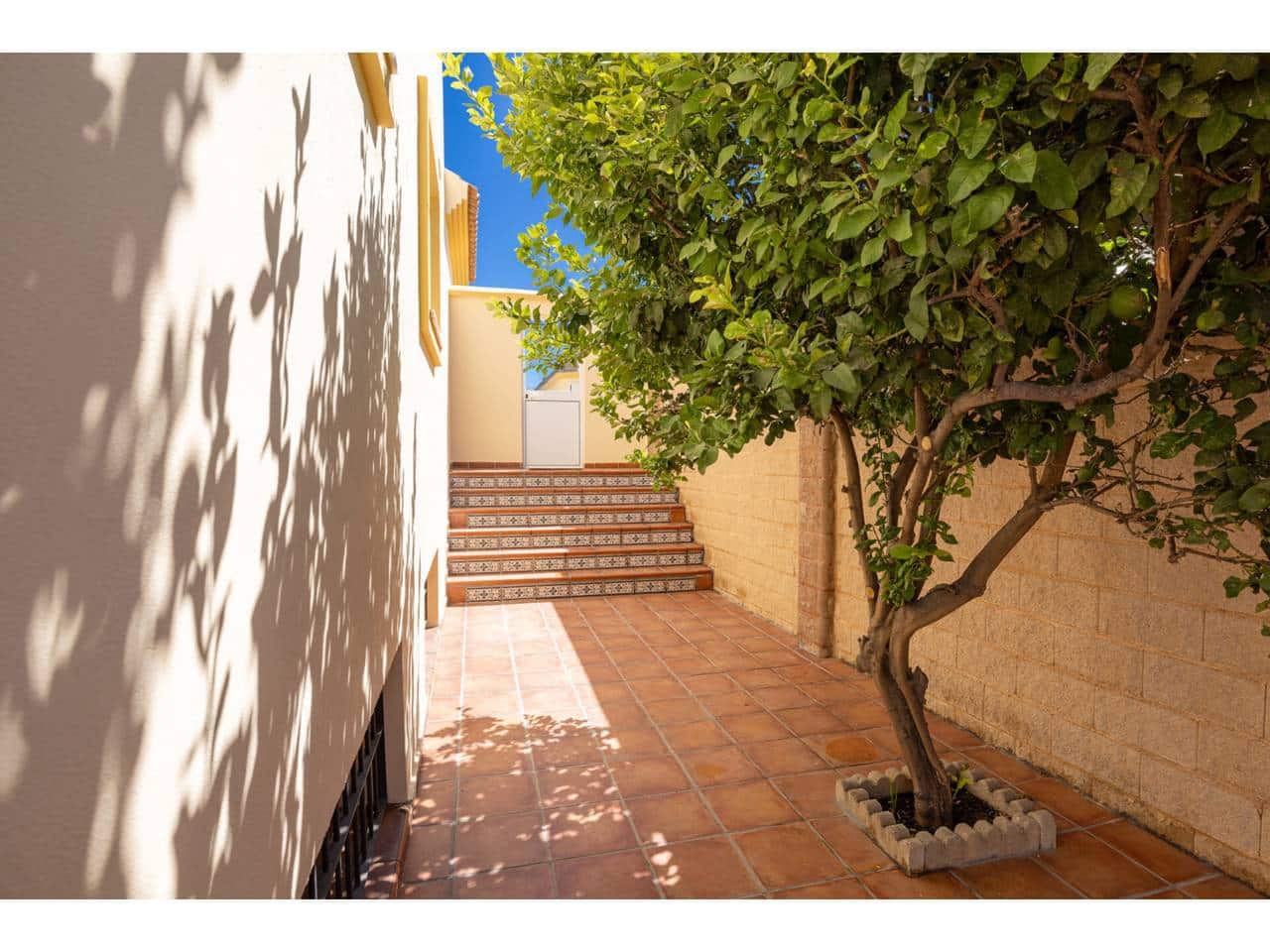 4 soverom Villa til salgs i La Linea de la Concepcion med svømmebasseng garasje - € 530 000 (Ref: 9246277)