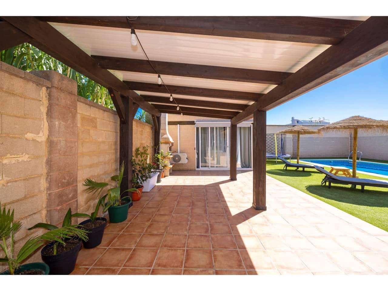 4 soverom Villa til salgs i La Linea de la Concepcion med svømmebasseng garasje - € 530 000 (Ref: 9246277)