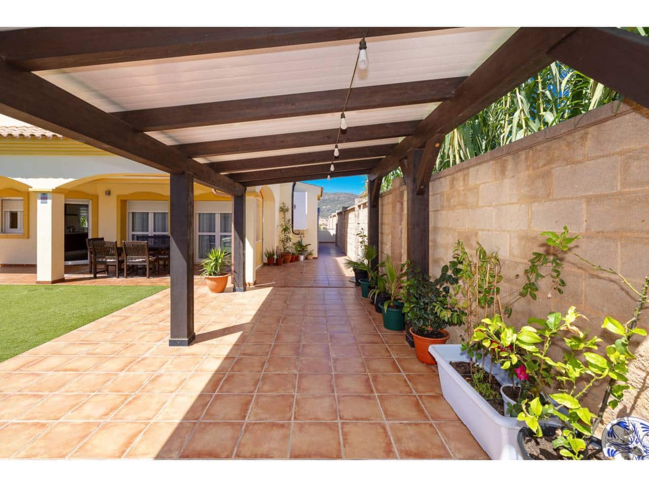 4 soverom Villa til salgs i La Linea de la Concepcion med svømmebasseng garasje - € 530 000 (Ref: 9246277)