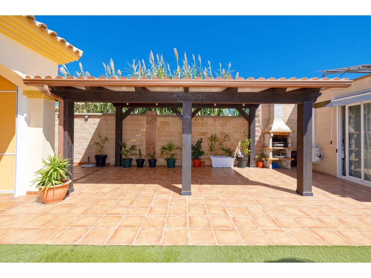 4 soverom Villa til salgs i La Linea de la Concepcion med svømmebasseng garasje - € 530 000 (Ref: 9246277)