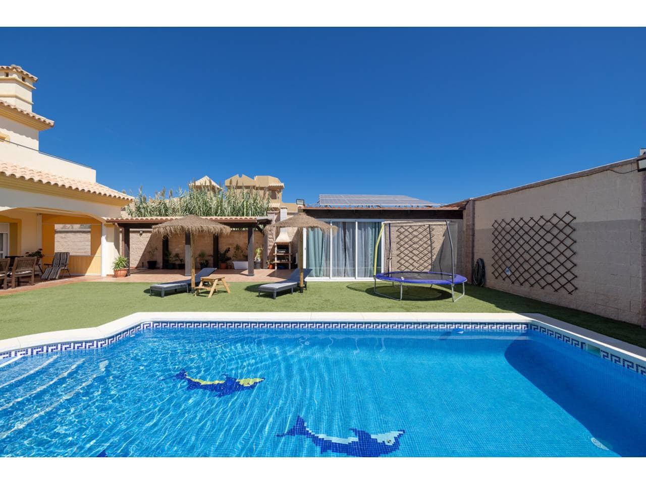 4 soverom Villa til salgs i La Linea de la Concepcion med svømmebasseng garasje - € 530 000 (Ref: 9246277)