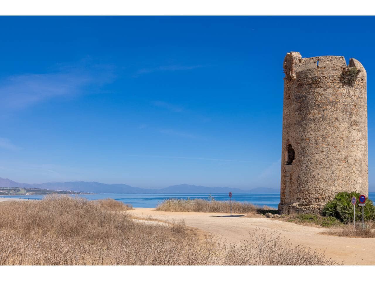 4 soverom Villa til salgs i La Linea de la Concepcion med svømmebasseng garasje - € 530 000 (Ref: 9246277)