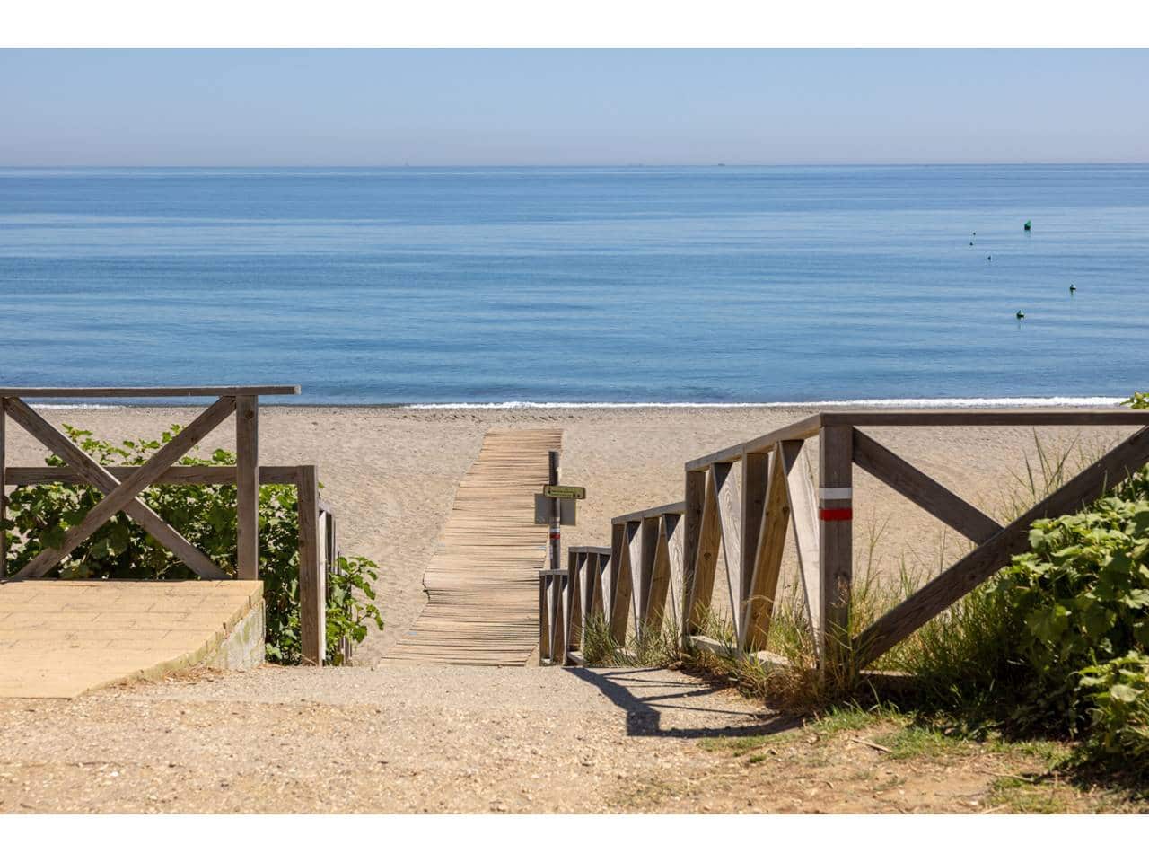 4 soverom Villa til salgs i La Linea de la Concepcion med svømmebasseng garasje - € 530 000 (Ref: 9246277)