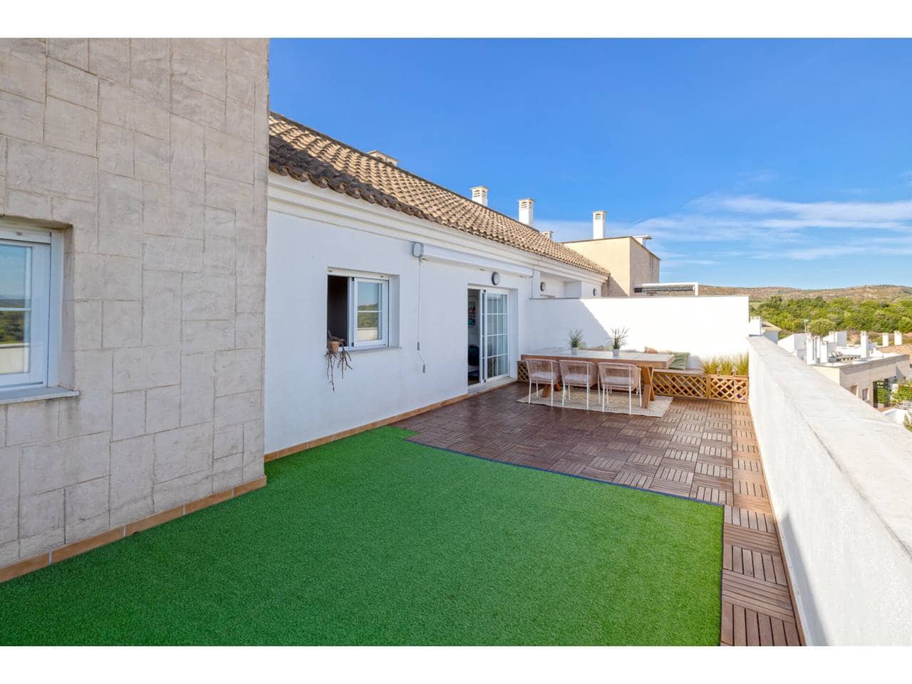 3 makuuhuone Kattohuoneisto myytävänä paikassa La Linea de la Concepcion mukana uima-altaan 
autotalli - 499 000 € (Ref: 9309227)