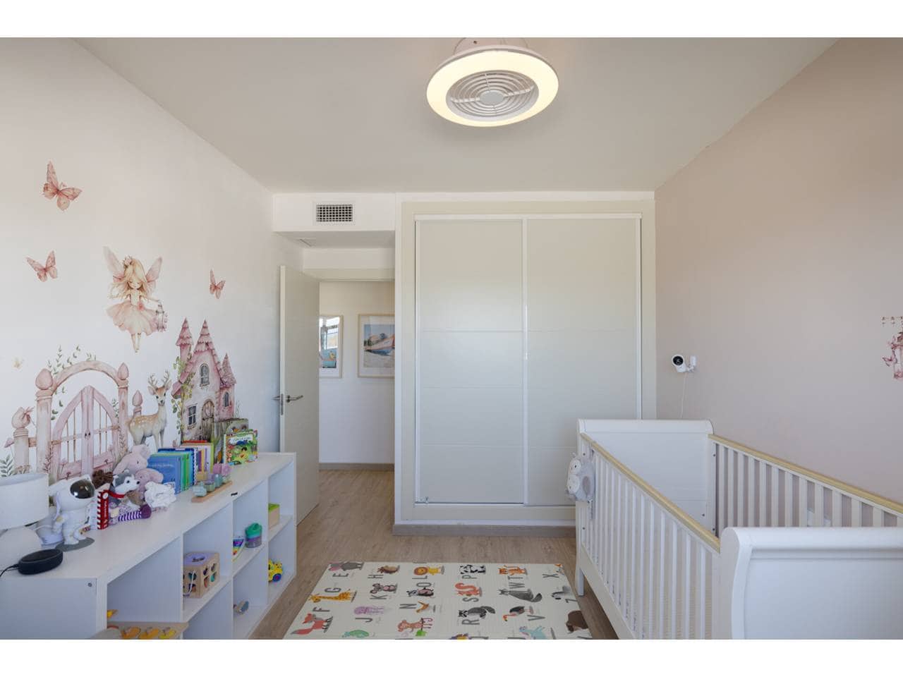 3 makuuhuone Kattohuoneisto myytävänä paikassa La Linea de la Concepcion mukana uima-altaan 
autotalli - 499 000 € (Ref: 9309227)