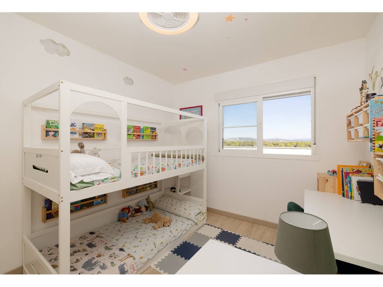 3 makuuhuone Kattohuoneisto myytävänä paikassa La Linea de la Concepcion mukana uima-altaan 
autotalli - 499 000 € (Ref: 9309227)