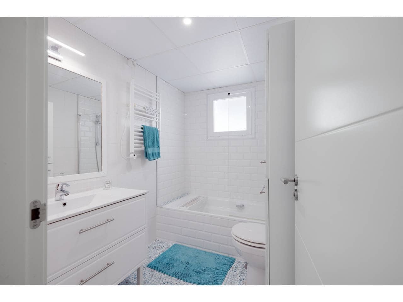 3 makuuhuone Kattohuoneisto myytävänä paikassa La Linea de la Concepcion mukana uima-altaan 
autotalli - 499 000 € (Ref: 9309227)