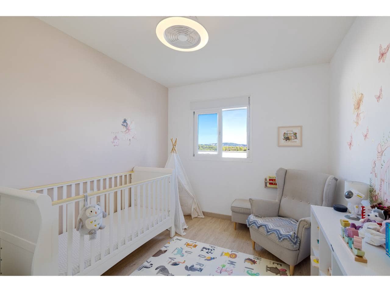 3 makuuhuone Kattohuoneisto myytävänä paikassa La Linea de la Concepcion mukana uima-altaan 
autotalli - 499 000 € (Ref: 9309227)