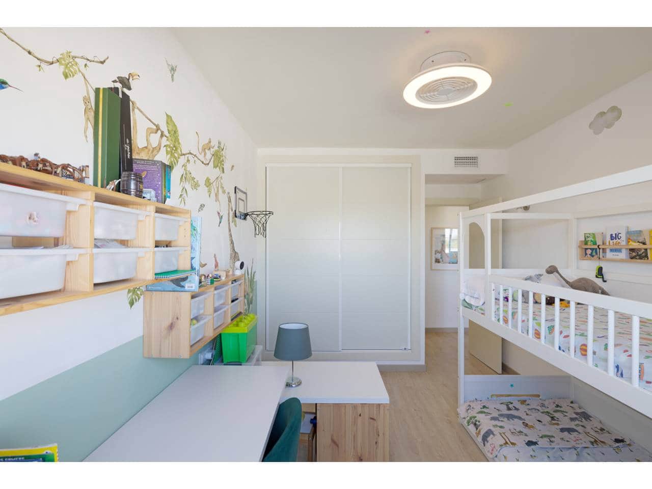 3 makuuhuone Kattohuoneisto myytävänä paikassa La Linea de la Concepcion mukana uima-altaan 
autotalli - 499 000 € (Ref: 9309227)