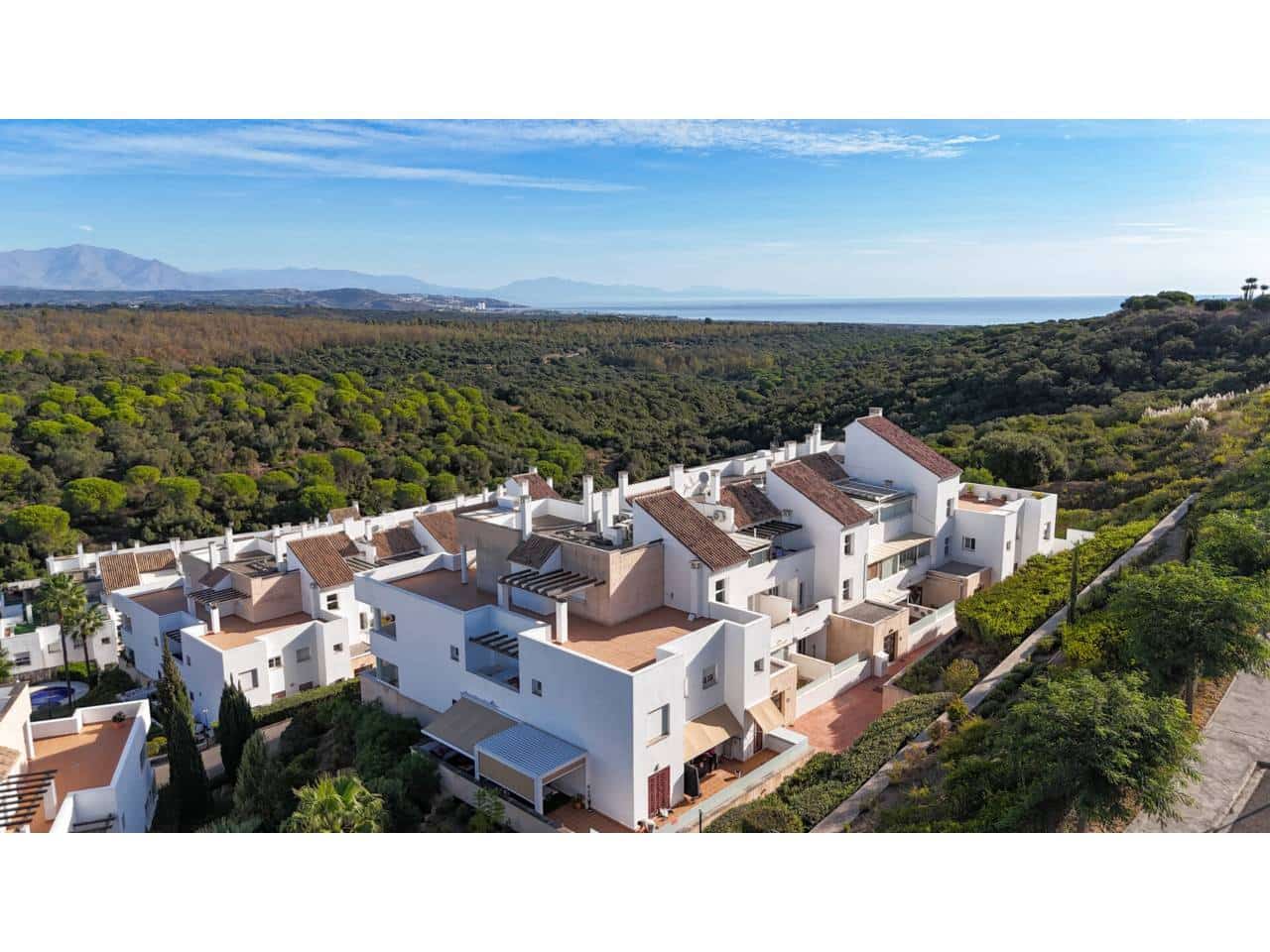 3 makuuhuone Kattohuoneisto myytävänä paikassa La Linea de la Concepcion mukana uima-altaan 
autotalli - 499 000 € (Ref: 9309227)