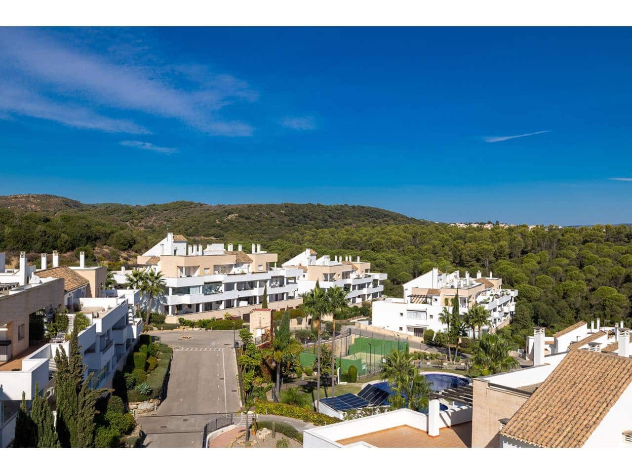 3 makuuhuone Kattohuoneisto myytävänä paikassa La Linea de la Concepcion mukana uima-altaan 
autotalli - 499 000 € (Ref: 9309227)