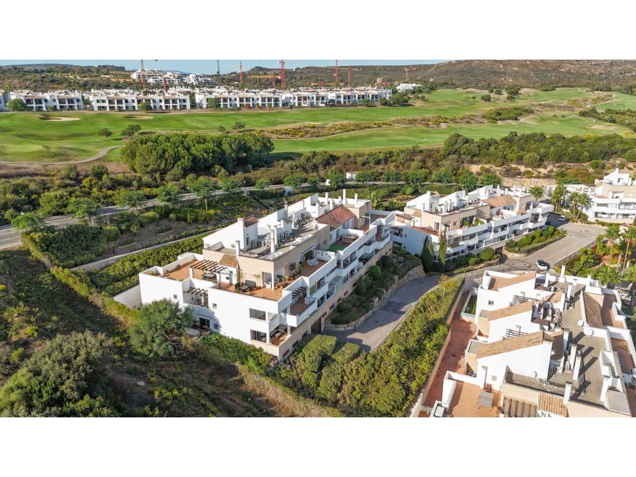 3 makuuhuone Kattohuoneisto myytävänä paikassa La Linea de la Concepcion mukana uima-altaan 
autotalli - 499 000 € (Ref: 9309227)