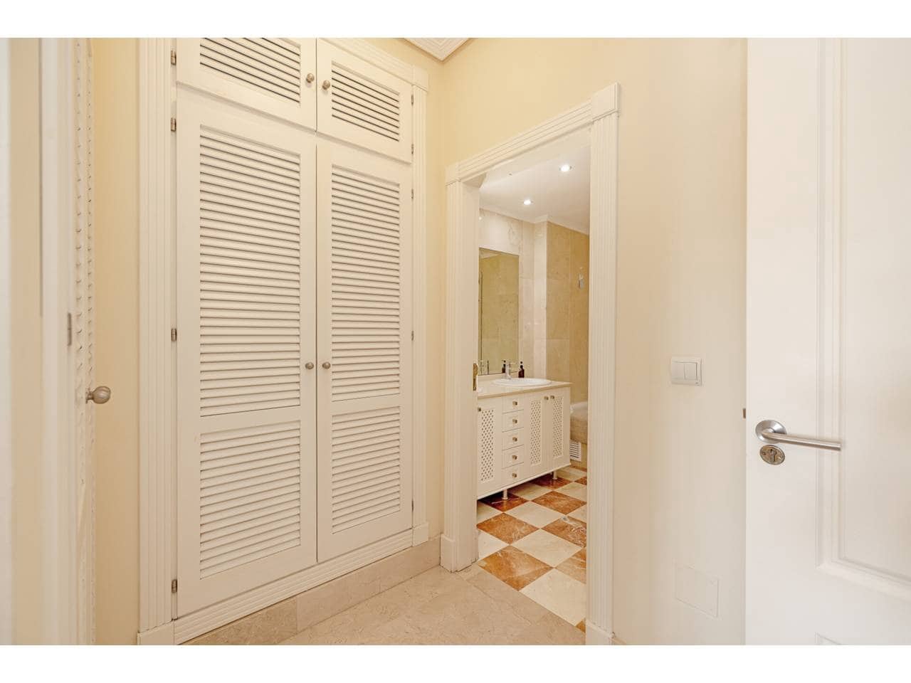 2 makuuhuone Huoneisto myytävänä paikassa Sotogrande mukana uima-altaan 
autotalli - 525 000 € (Ref: 9321529)