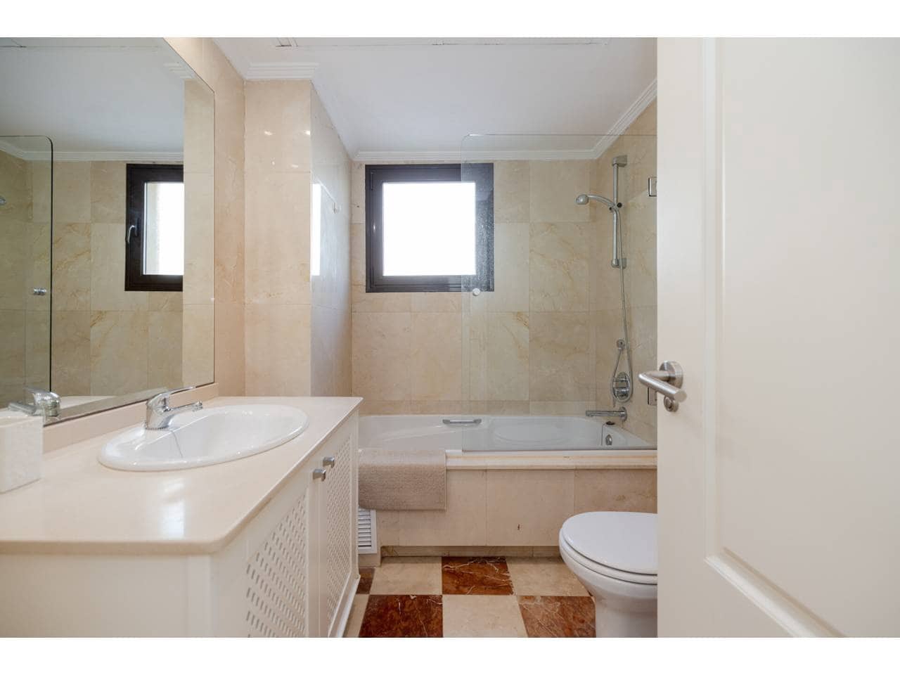 2 makuuhuone Huoneisto myytävänä paikassa Sotogrande mukana uima-altaan 
autotalli - 525 000 € (Ref: 9321529)