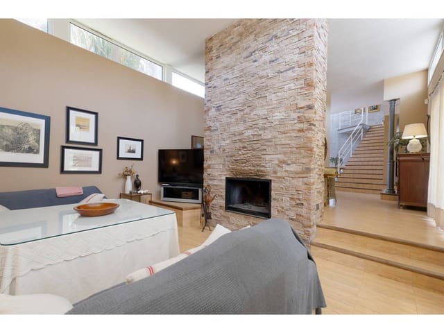 4 soveværelse Villa til salg i Los Barrios med swimmingpool garage - € 975.000 (Ref: 9330183)