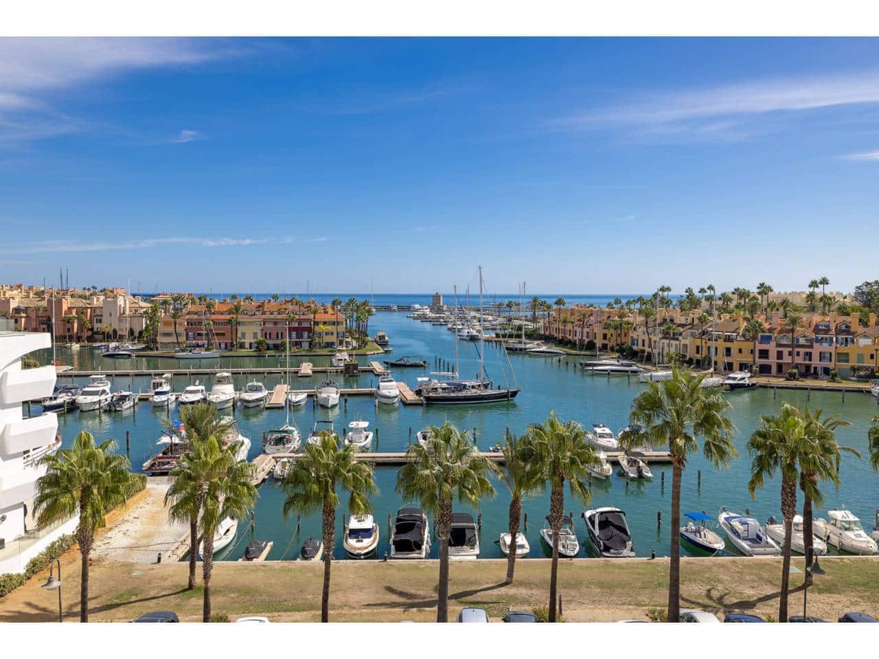 Ático de 2 habitaciones en Sotogrande en venta con garaje - 525.000 € (Ref: 9337329)
