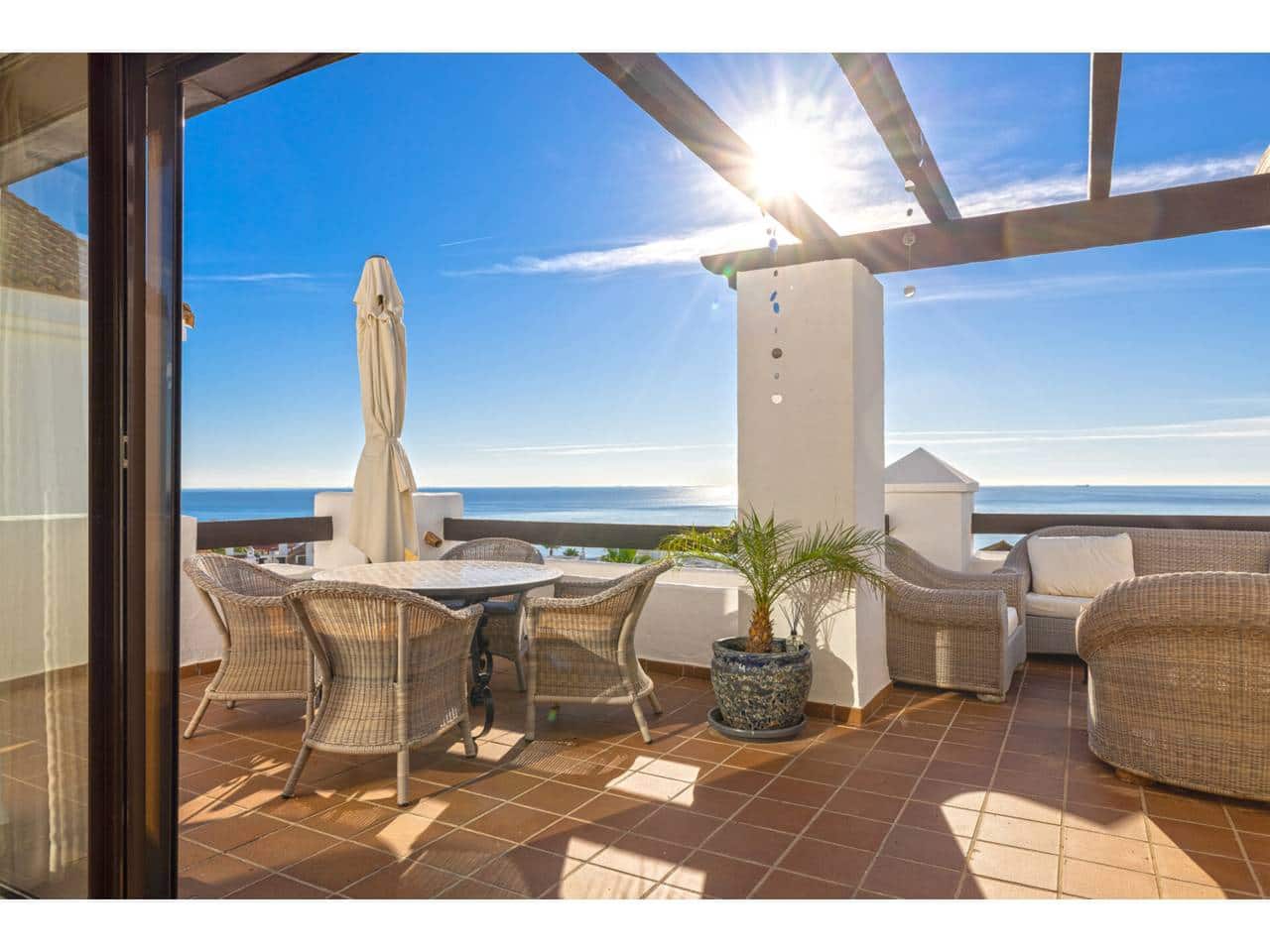 2 soveværelse Penthouse til salg i La Linea de la Concepcion med swimmingpool garage - € 550.000 (Ref: 9374996)