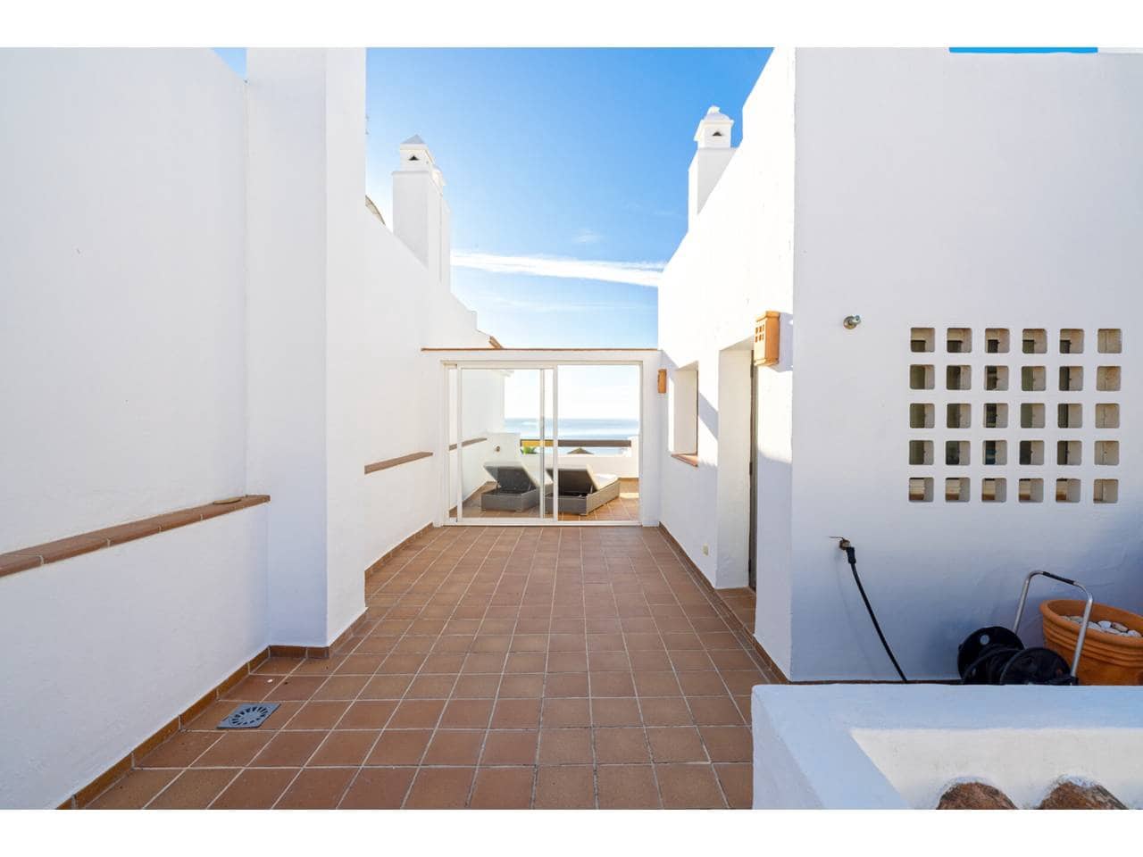 2 soveværelse Penthouse til salg i La Linea de la Concepcion med swimmingpool garage - € 550.000 (Ref: 9374996)