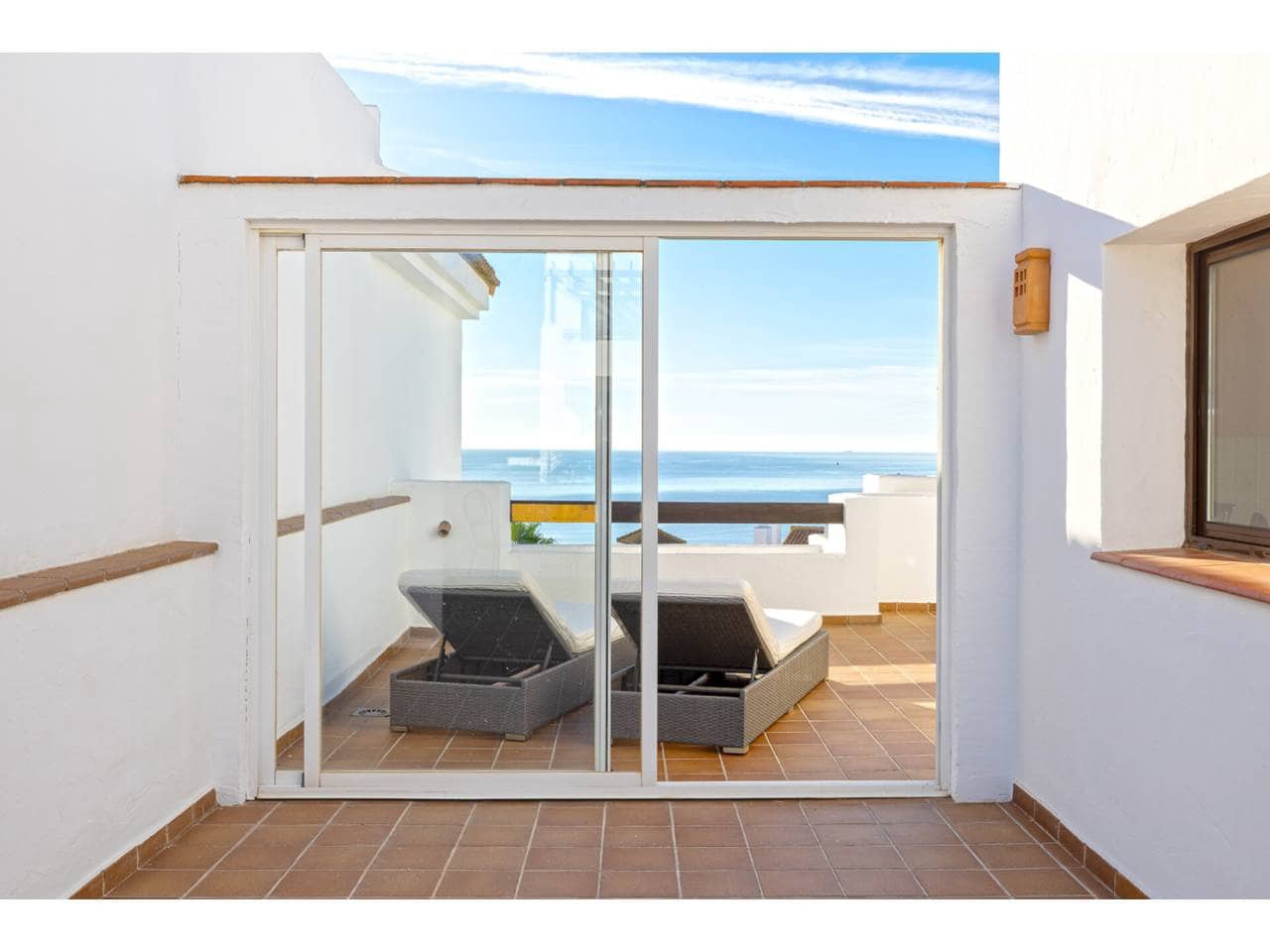 2 soveværelse Penthouse til salg i La Linea de la Concepcion med swimmingpool garage - € 550.000 (Ref: 9374996)