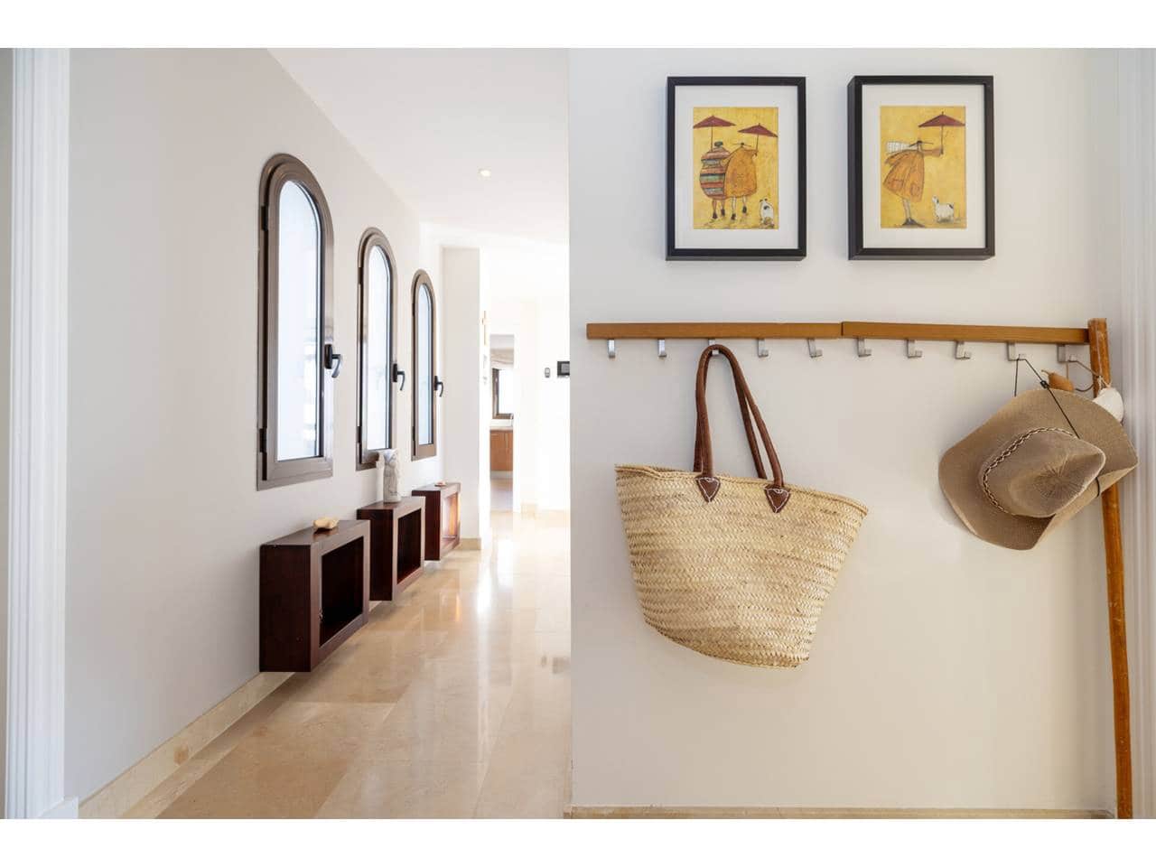 2 soveværelse Penthouse til salg i La Linea de la Concepcion med swimmingpool garage - € 550.000 (Ref: 9374996)